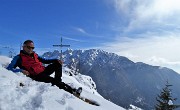 48 Alla croce di vetta del Monte Castello (1425 m) con Alben da sfondo